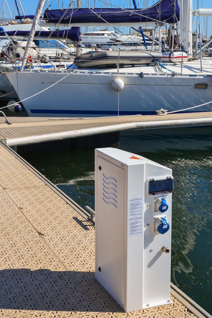 smart and connected electricity and water meter for marina dock